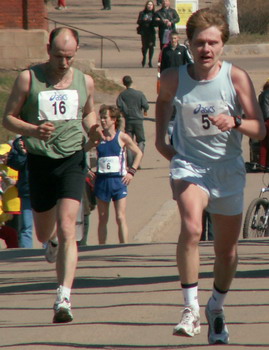 Пробег «Мстинские пороги», весна 2006. Борьба на последних метрах полумарафона (я справа).